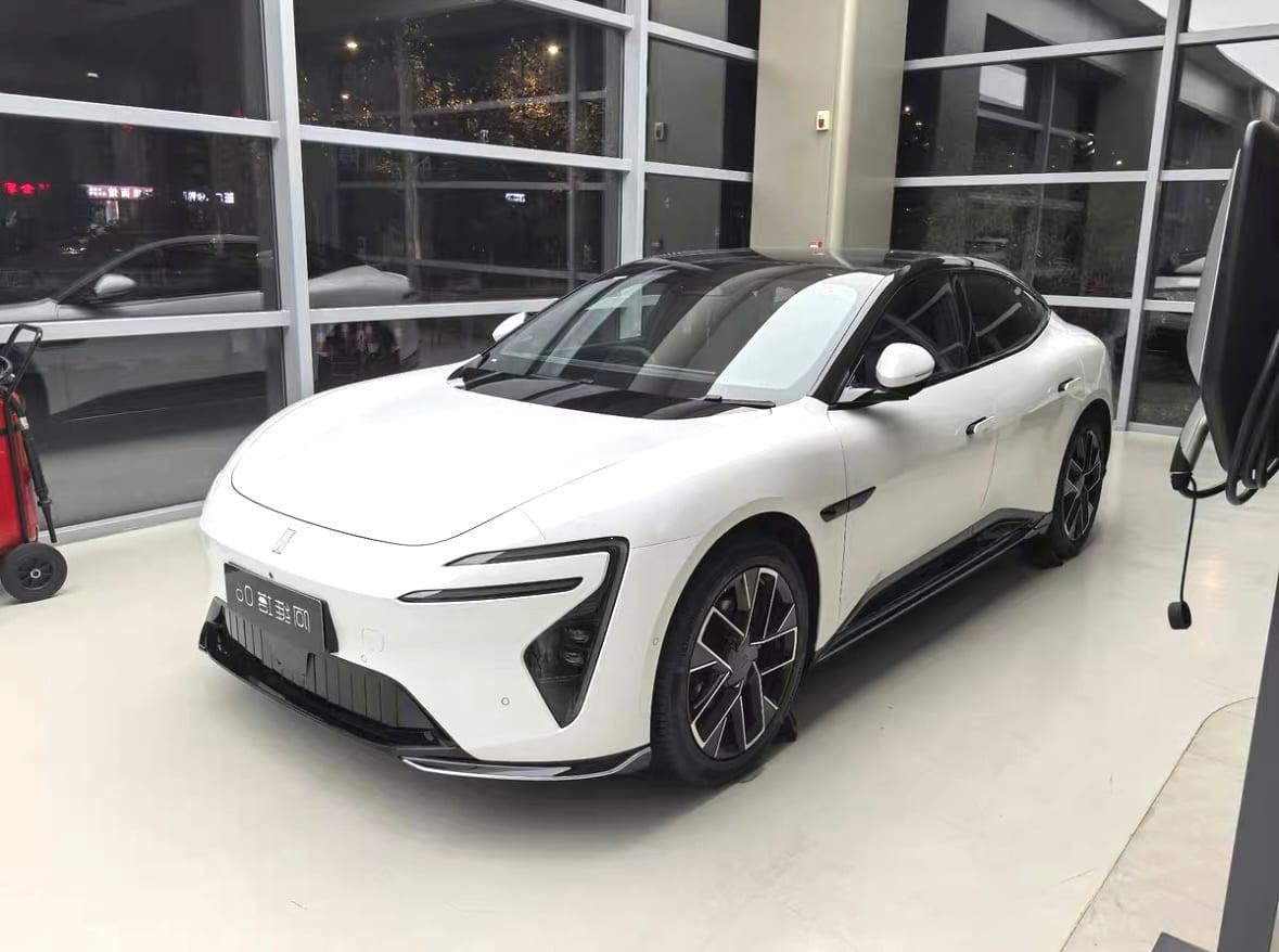 2025 Avita 06 ultra EV — Gebraucht Limousine