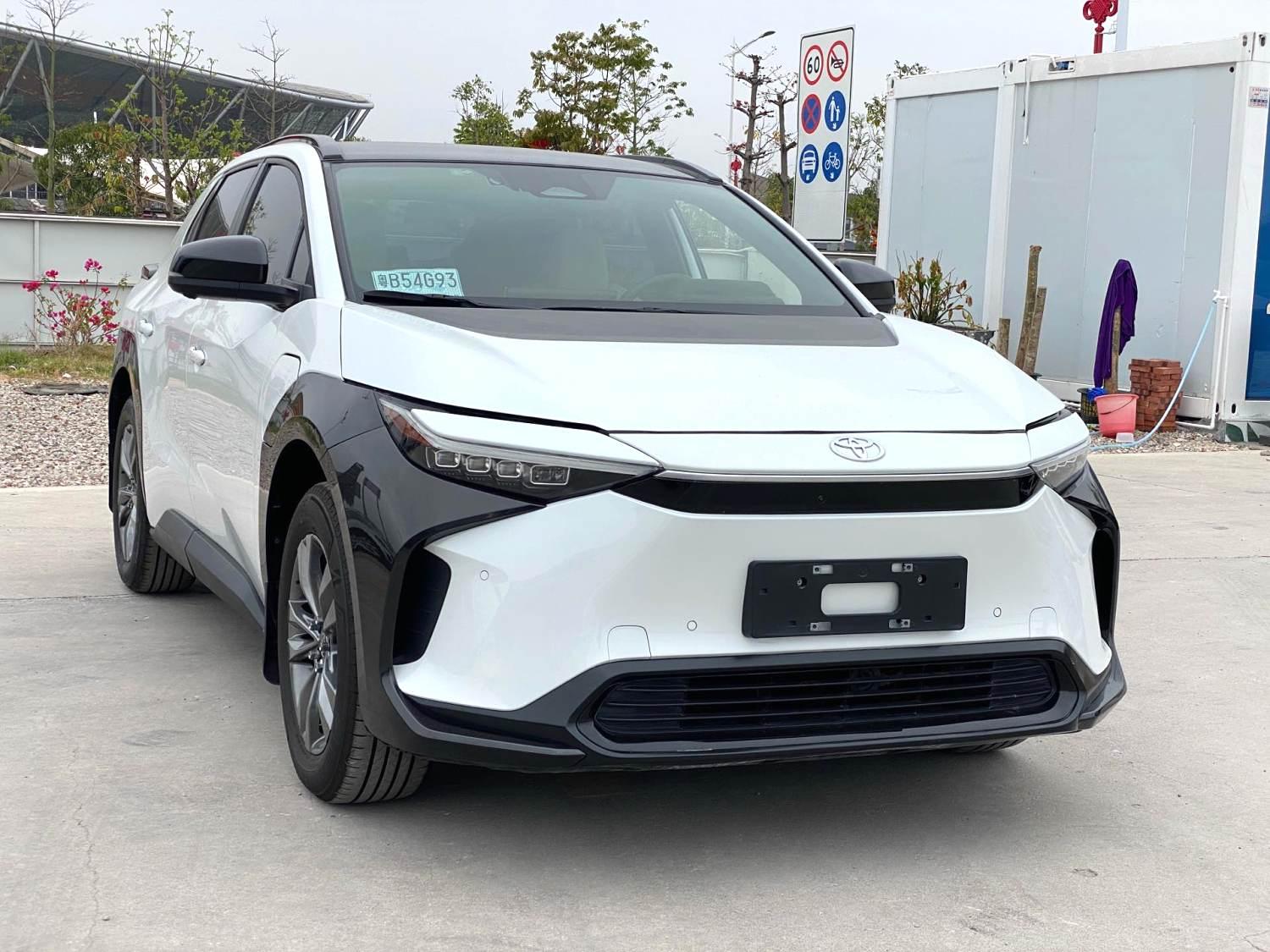 2022 Toyota bZ4X Long Range Pro — Gebraucht Limousine