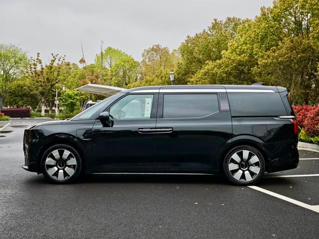 2023 Zeekr 009 WE Edition — Used Sedan