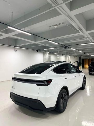 Tesla Model Y - 3
