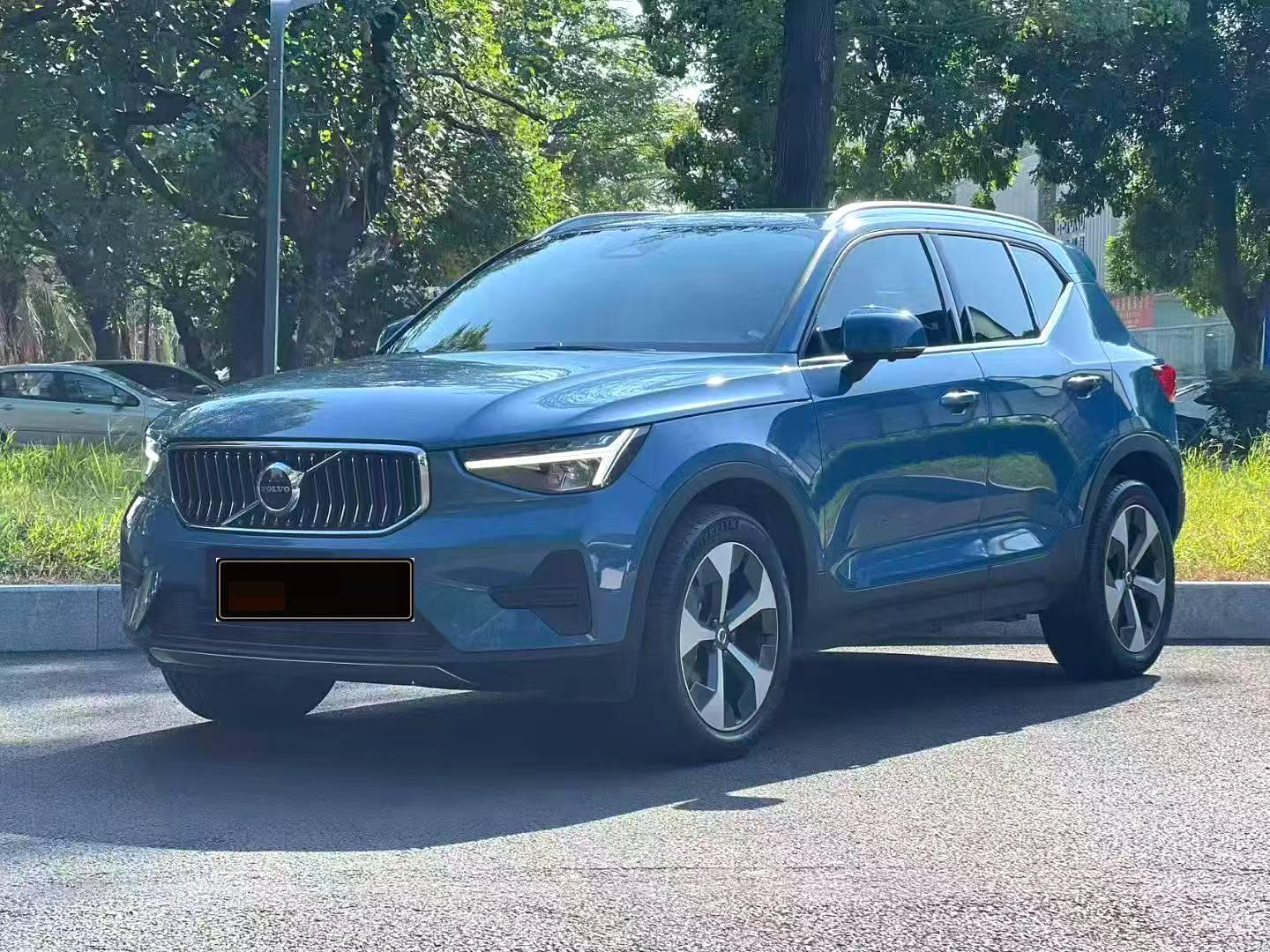 2024 Volvo XC40 B4 AWD Inscription مستعمل SUV — image 1